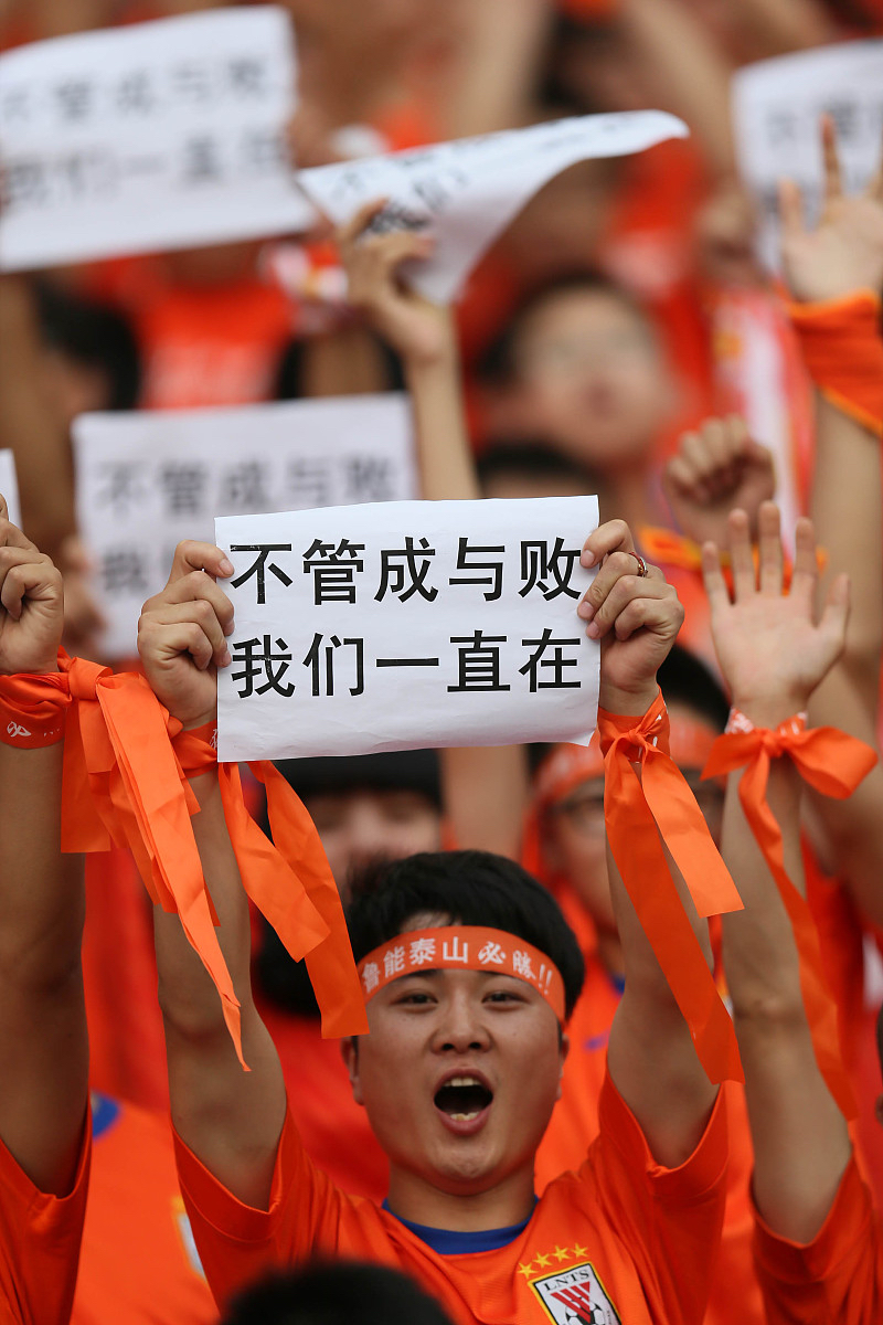 爱游戏官网-比赛中球队经历激烈对抗，最终取得胜利