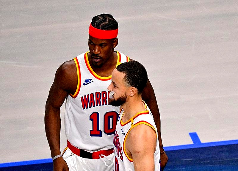 比赛中球队经历激烈对抗，最终取得胜利