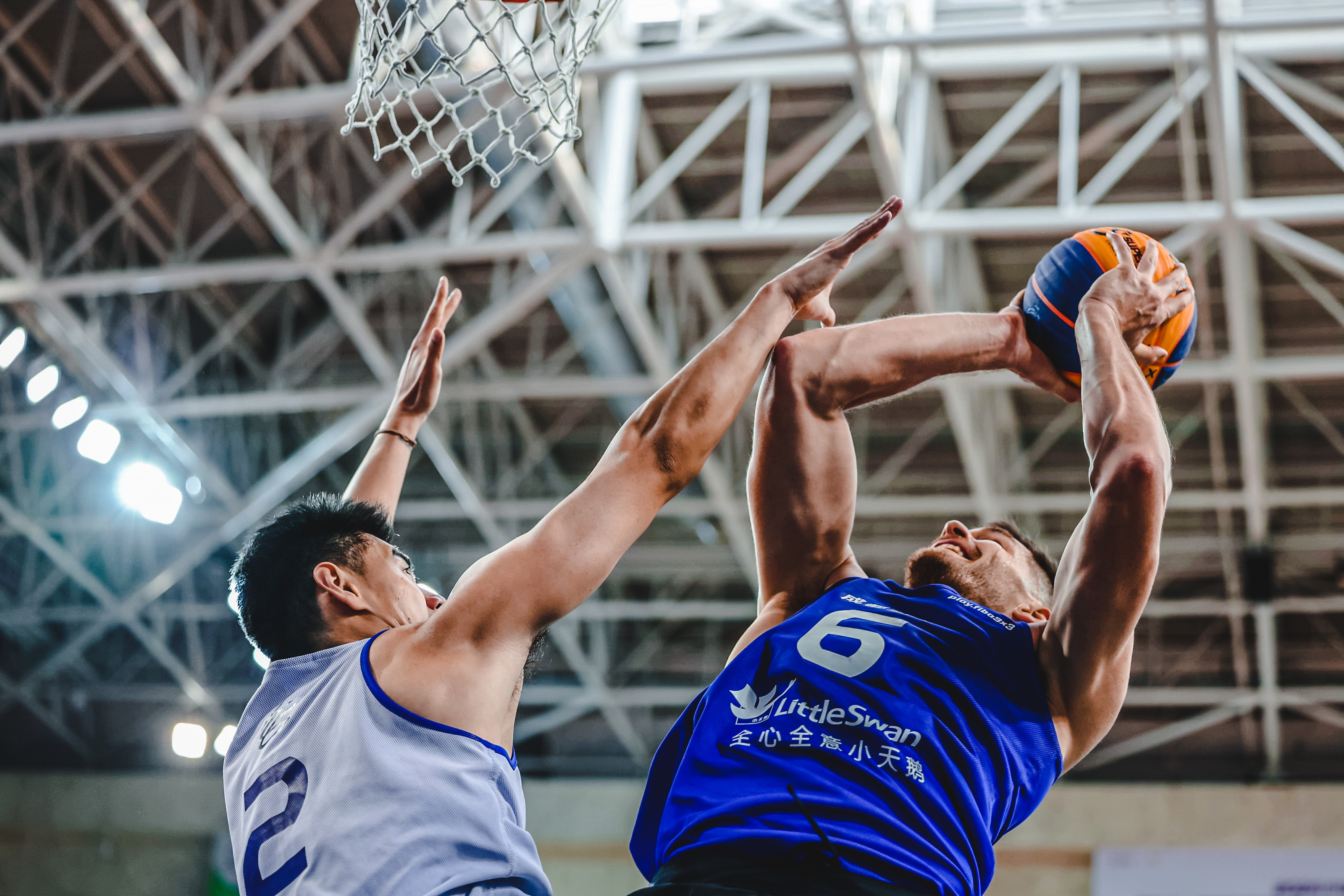 国内篮球联赛再度吸引观众围观，场面火爆