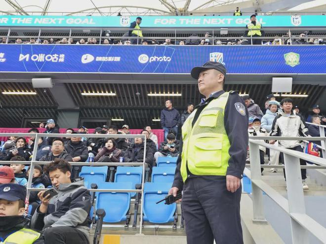 包含观众赛场爆发争执安保人员维持秩序的词条 包含观众赛场爆发争执安保人员维持秩序的词条