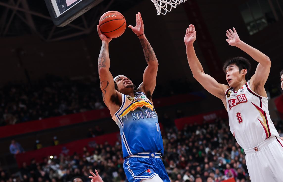 爱游戏在线-外援球员极速适应新环境，助球队完成逆转胜利的简单介绍