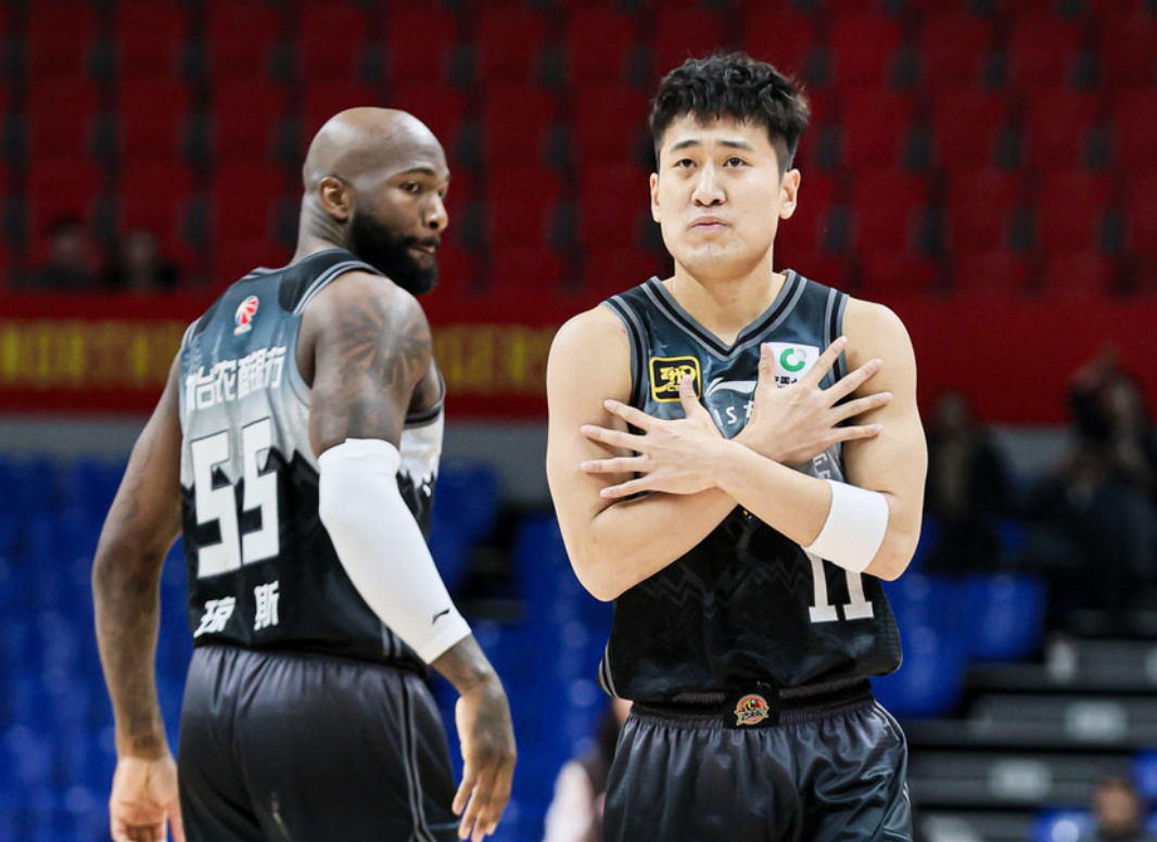 外援球员极速适应新环境，助球队完成逆转胜利的简单介绍