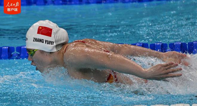 游泳运动员勇夺铜牌，潜力巨大