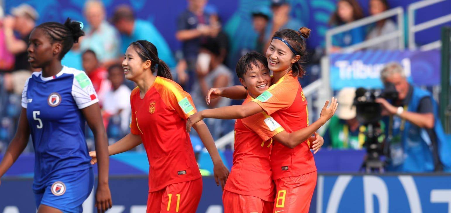 月光下的女足赛场上演一幕幕精彩对决,球员表现抢眼的简单介绍 月光下的女足赛场上演一幕幕精彩对决,球员表现抢眼的简单介绍