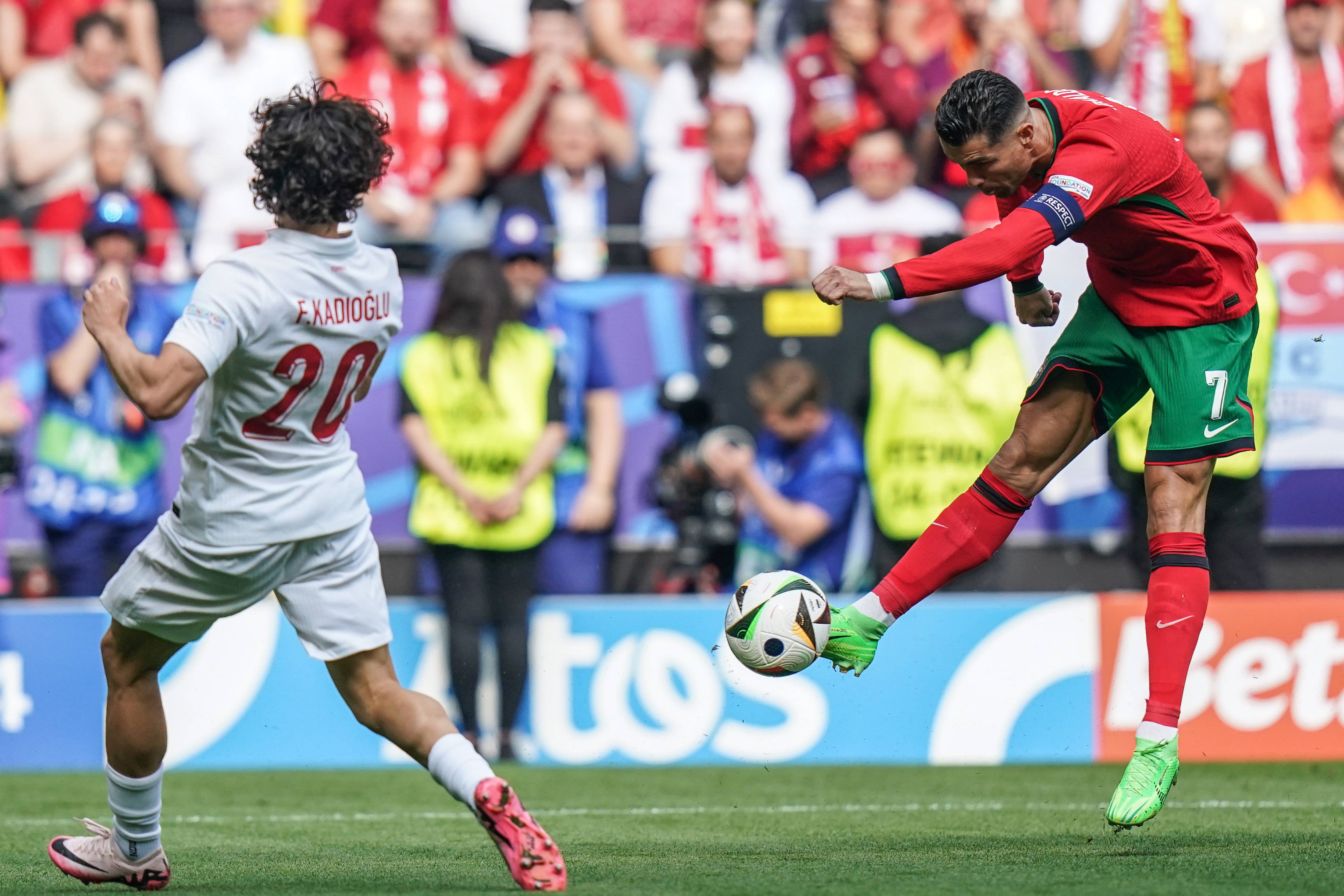 爱游戏官方入口-欧锦赛小组赛打响，劲旅对决激烈