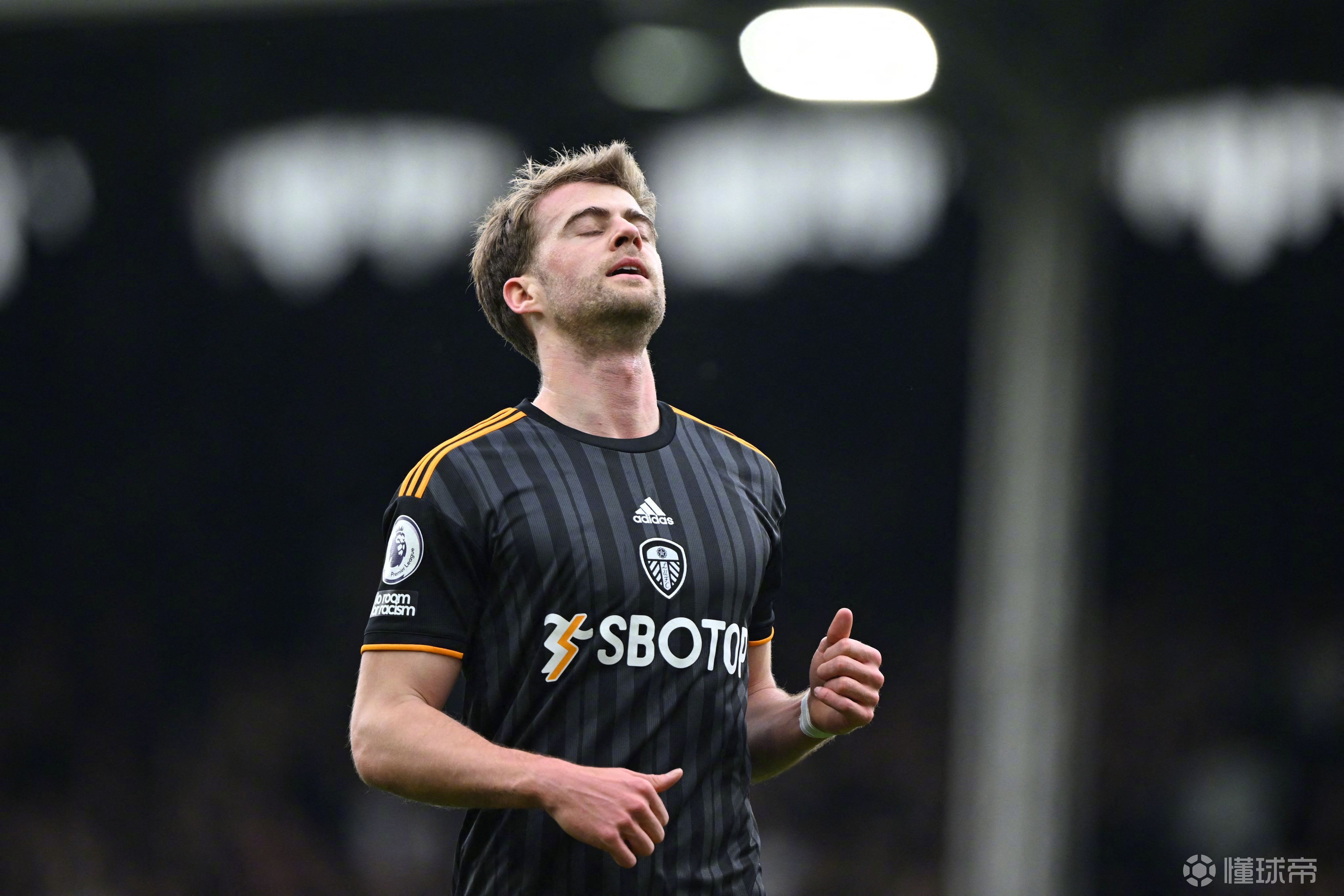 爱游戏中国官网-利兹联惨败热刺，保持领先优势