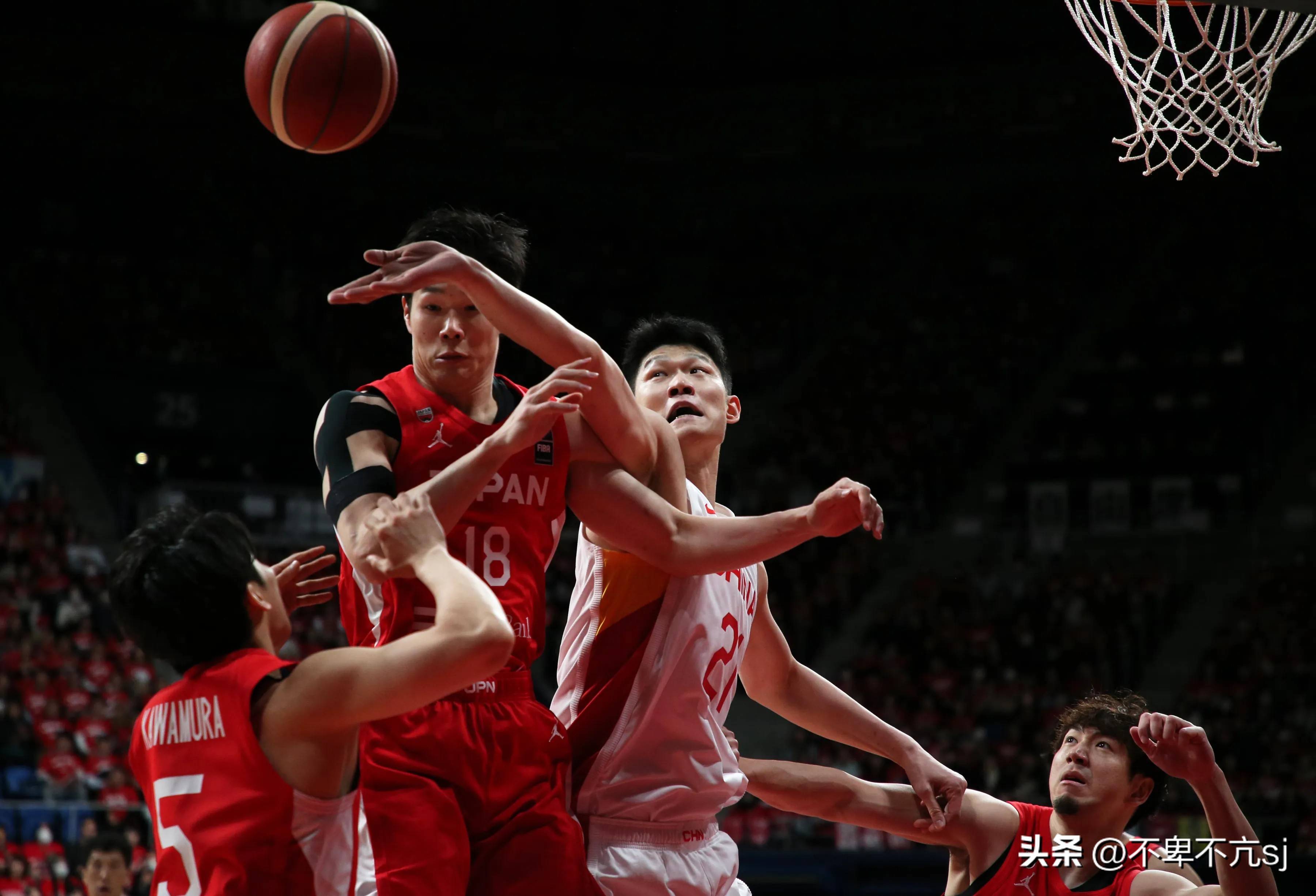 亚洲队在篮球比赛中展现出强大实力,迎来属于自己的胜利 亚洲队在篮球比赛中展现出强大实力,迎来属于自己的胜利