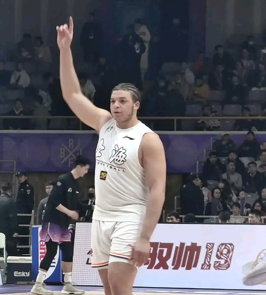 包含外援球员在球场上表现出色，引领球队连胜开局的词条