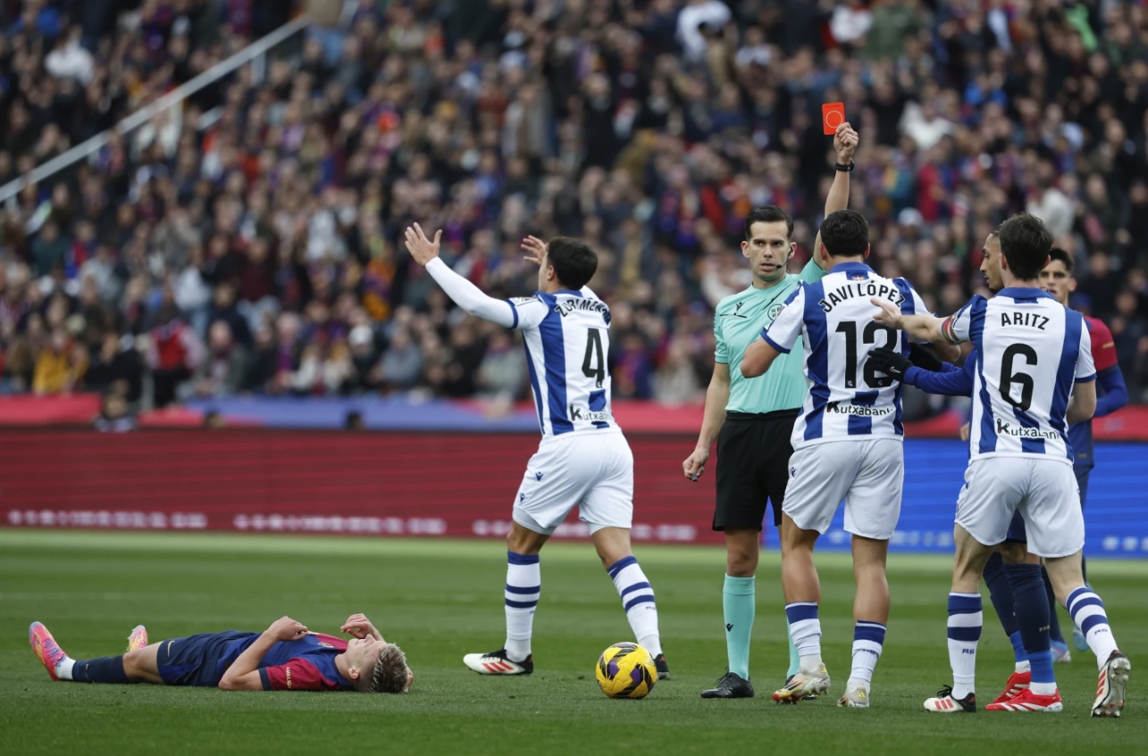 爱游戏登录入口-巴塞罗那客场取胜，继续稳居榜首