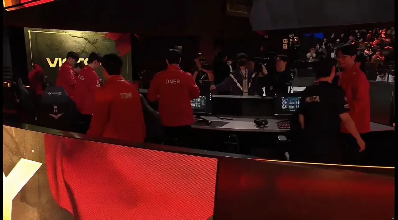 战队实力横扫对手，赢得耀眼的比赛胜利