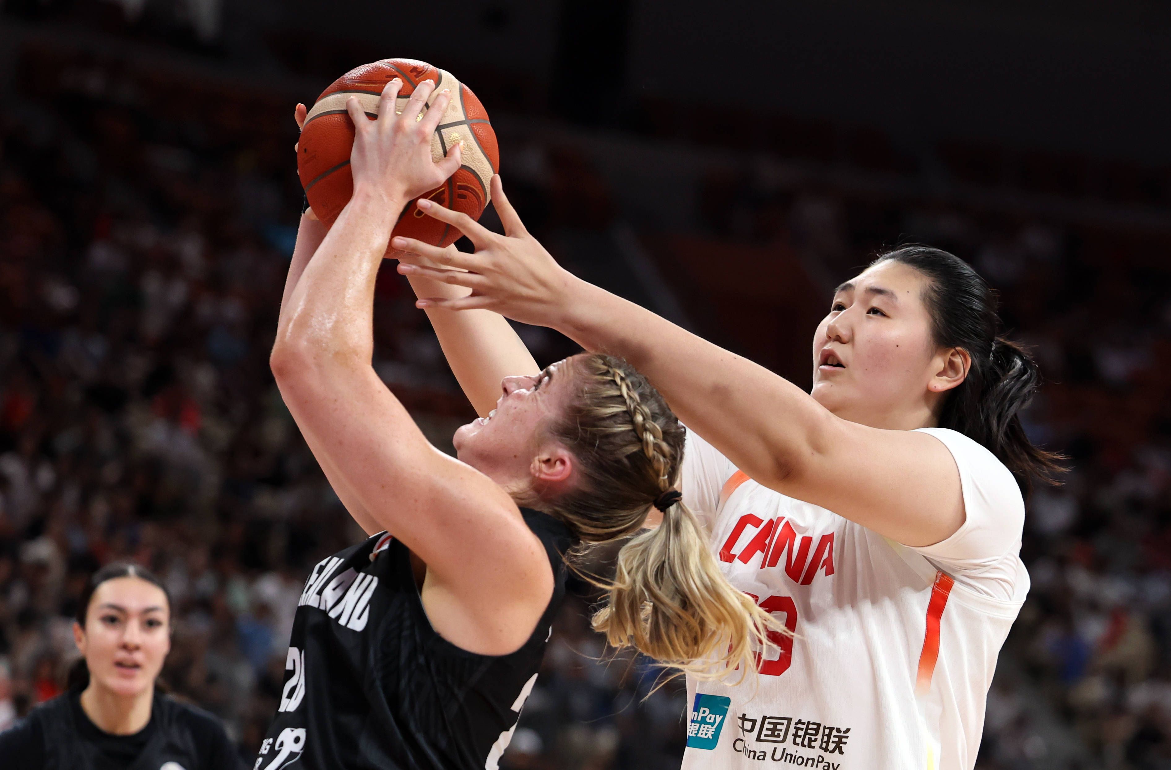 亚洲女子篮球赛：中国女篮横扫泰国，晋级