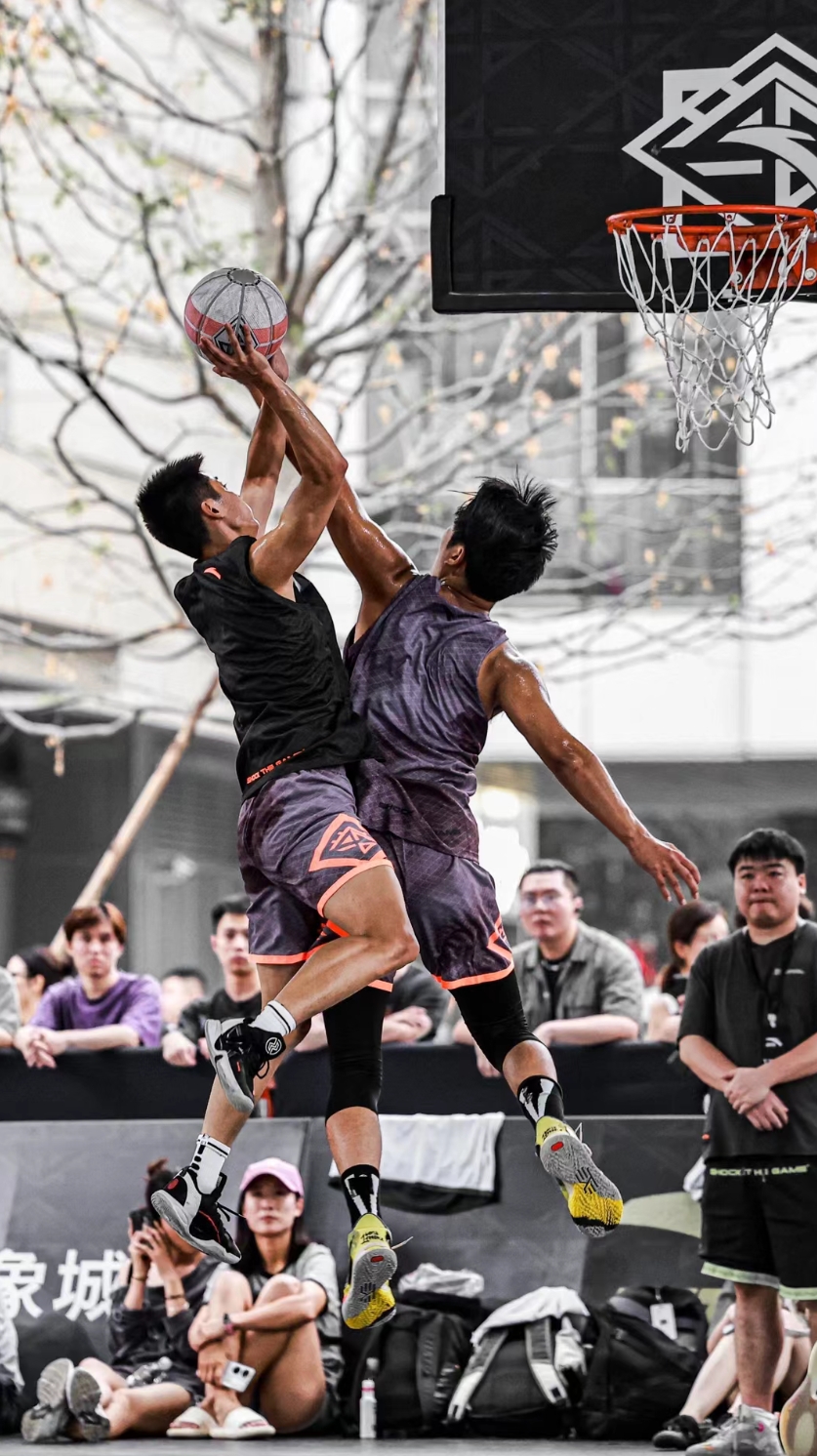 激动人心的对抗,令球迷沉浸在篮球激情中 激动人心的对抗,令球迷沉浸在篮球激情中