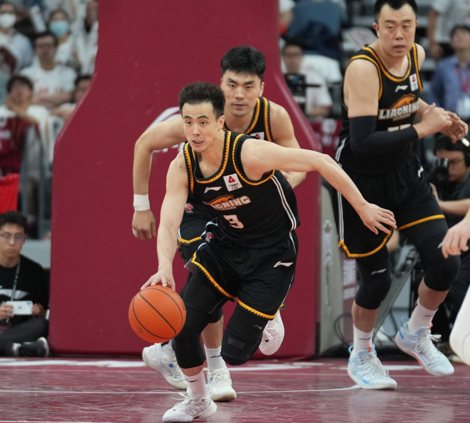 东部强强对决，辽宁队扳回一城的简单介绍